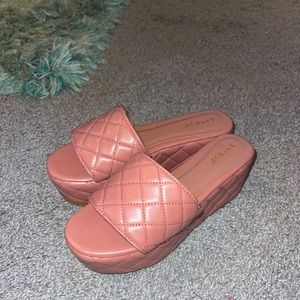 Never worn !!! Super cute slide on platforms perfect for the beach 😄